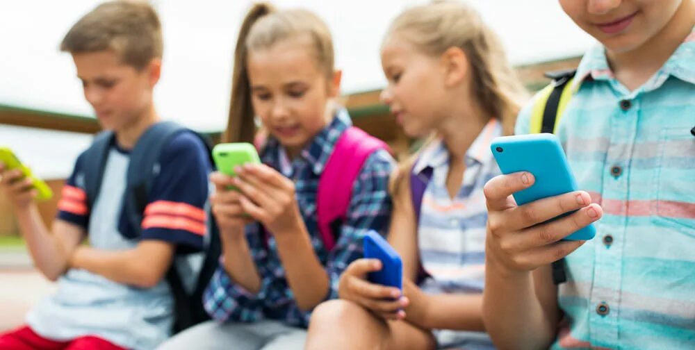 Мама с телефоном в руках. Как дети записывают родителей в телефоне. Мама со смартфоном и ребенком. Родители за телефоном. Подросток с телефоном.