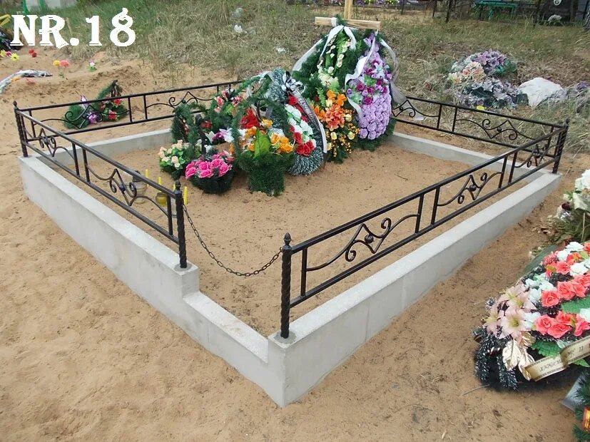 Бордюр на могилу. Бетонный бордюр на могилу. Поребрик на кладбище. Бордюр на могилу. Бордюр с цветником на могилу.