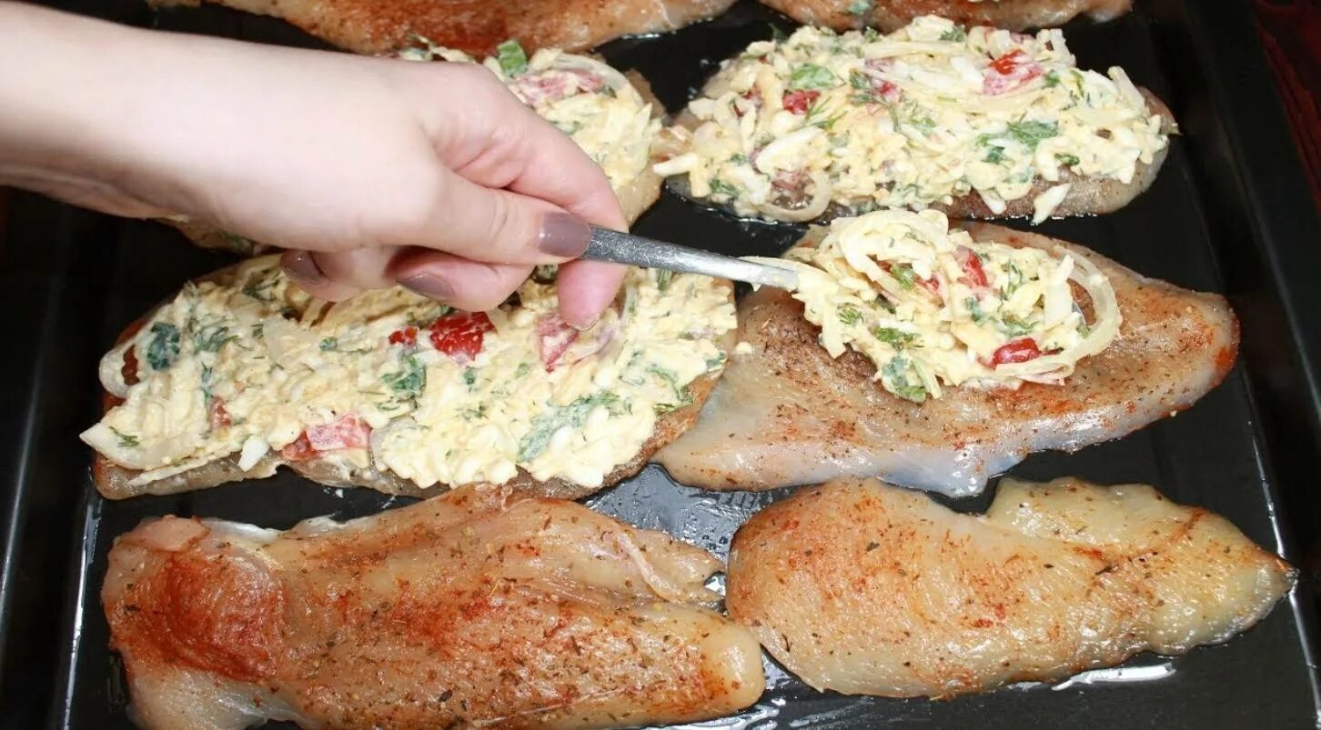 Как приготовить курицу с яйцом. Куринон филе к в духовке. куриное филе запеченное в духовке. приготовить куриное филе в духовке. сочное куриное филе в духовке.