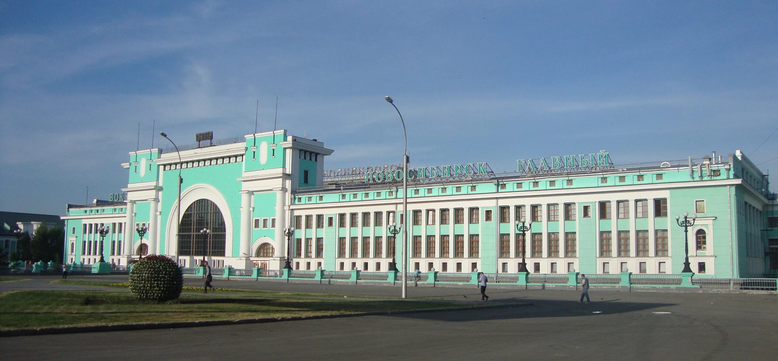 Здание железнодорожного вокзала Новосибирск-главный. Вокзал железнодорожной станции Новосибирск-главный. Ж Д вокзал Новосибирск главный. Новосибирск здание вокзал главный. Номер телефона главного вокзала