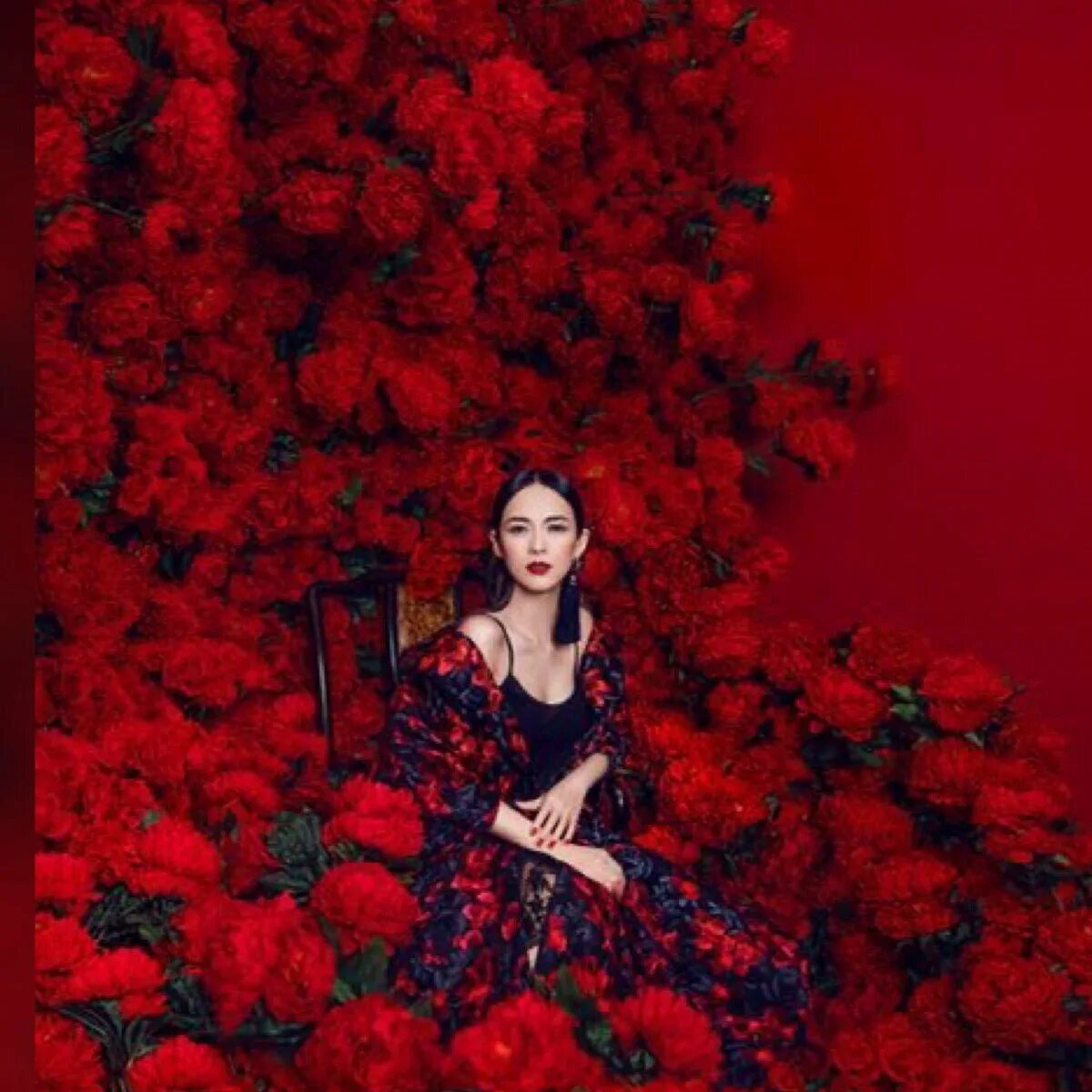 Красная особа. Двушка в красиом платье. Пенелопа крус кампари. Пенелопа крус в красном платье. Красивые девушки в красном.