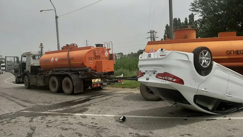 Водовоз врезался. Бензовоз легковушка.