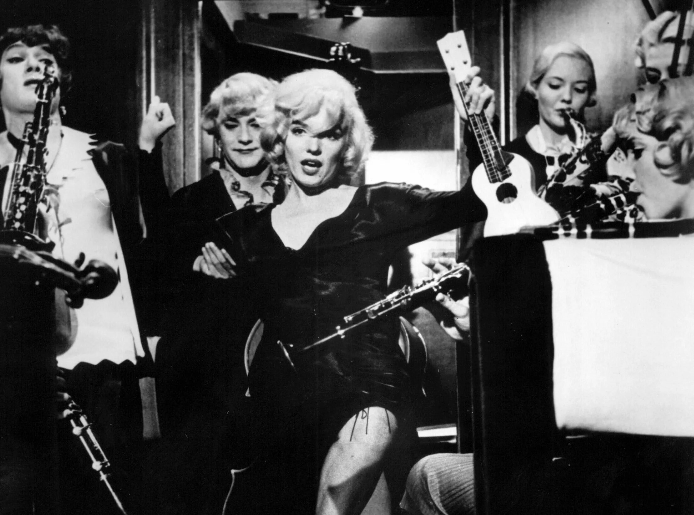 В джазе только девушки фильм 1959 дафна. Джек леммон в джазе только девушки. Джек леммон дафна. Джек леммон и мэрилин монро. Билли уайлдер в джазе только девушки.