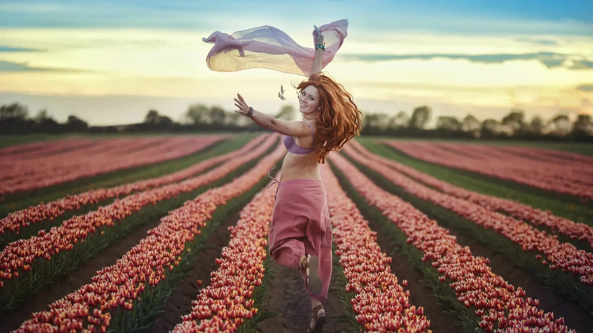 Девочка бежит по траве. Бежал через поля. Уходящая в даль. Бежал через поля. Девушка бежит в поле.