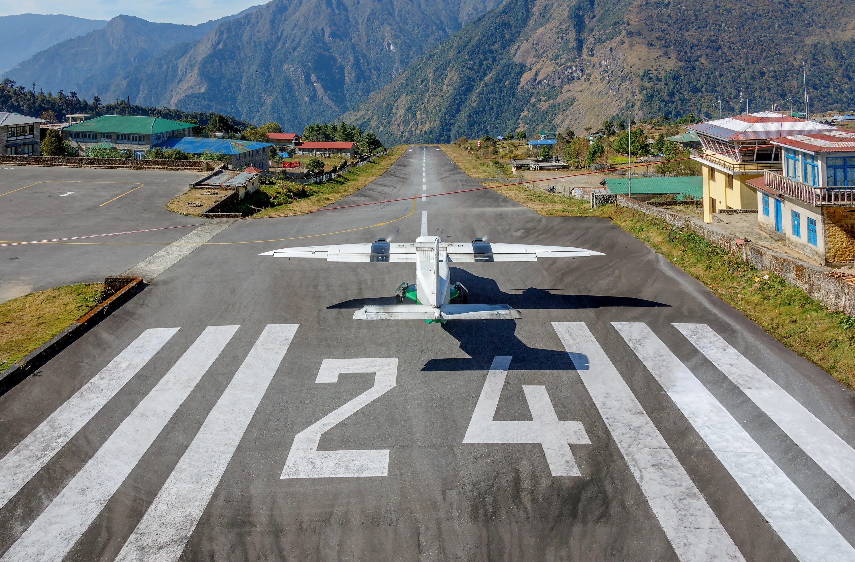 Аэропорт Лукла Непал. Аэропорт Лукла взлетно посадочная полоса. Tenzing-Hillary, Лукла, Непал. Аэропорт Лукла Непал взлетно-посадочная полоса. Аэродром в скале