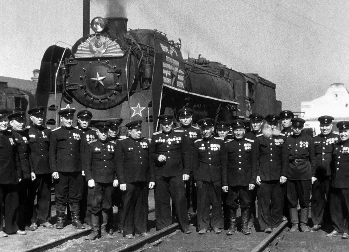 Поезд в годы великой отечественной войны. Северная железная дорога 1941. Машинисты поезда в годы войны 1941 1945. Колонна Паровозов особого резерва НКПС. Паровозные депо СССР.