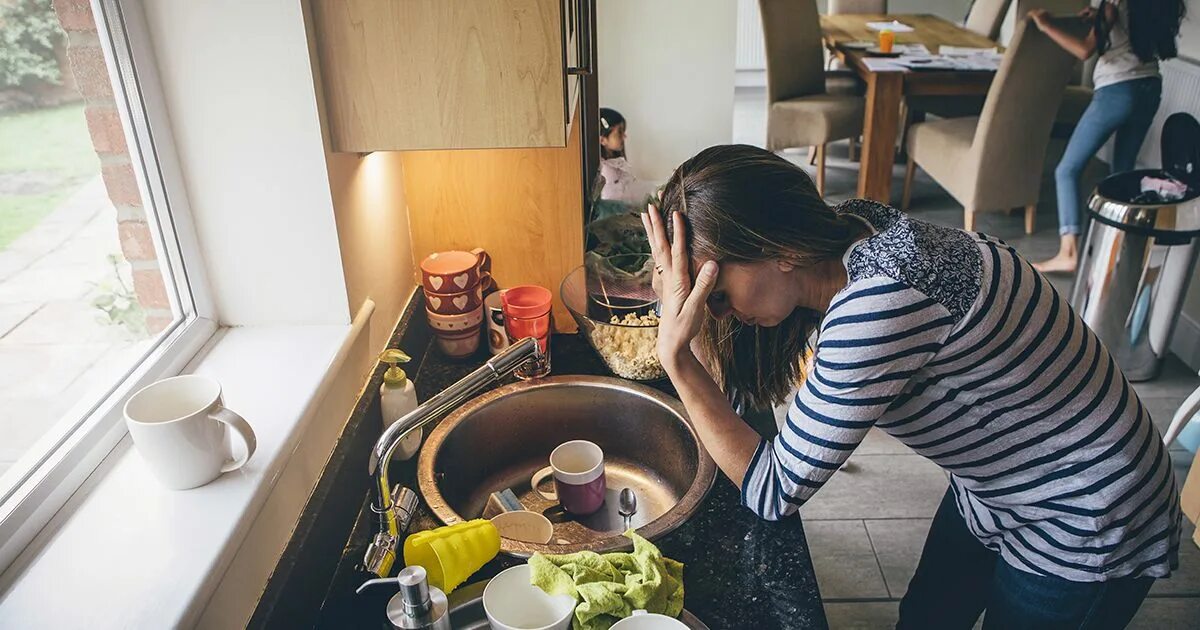 Муж устал от жены. Фотосессия на кухне. Уставшая женщина на кухне. Усталая женщина на кухне. Женщина на кухне.