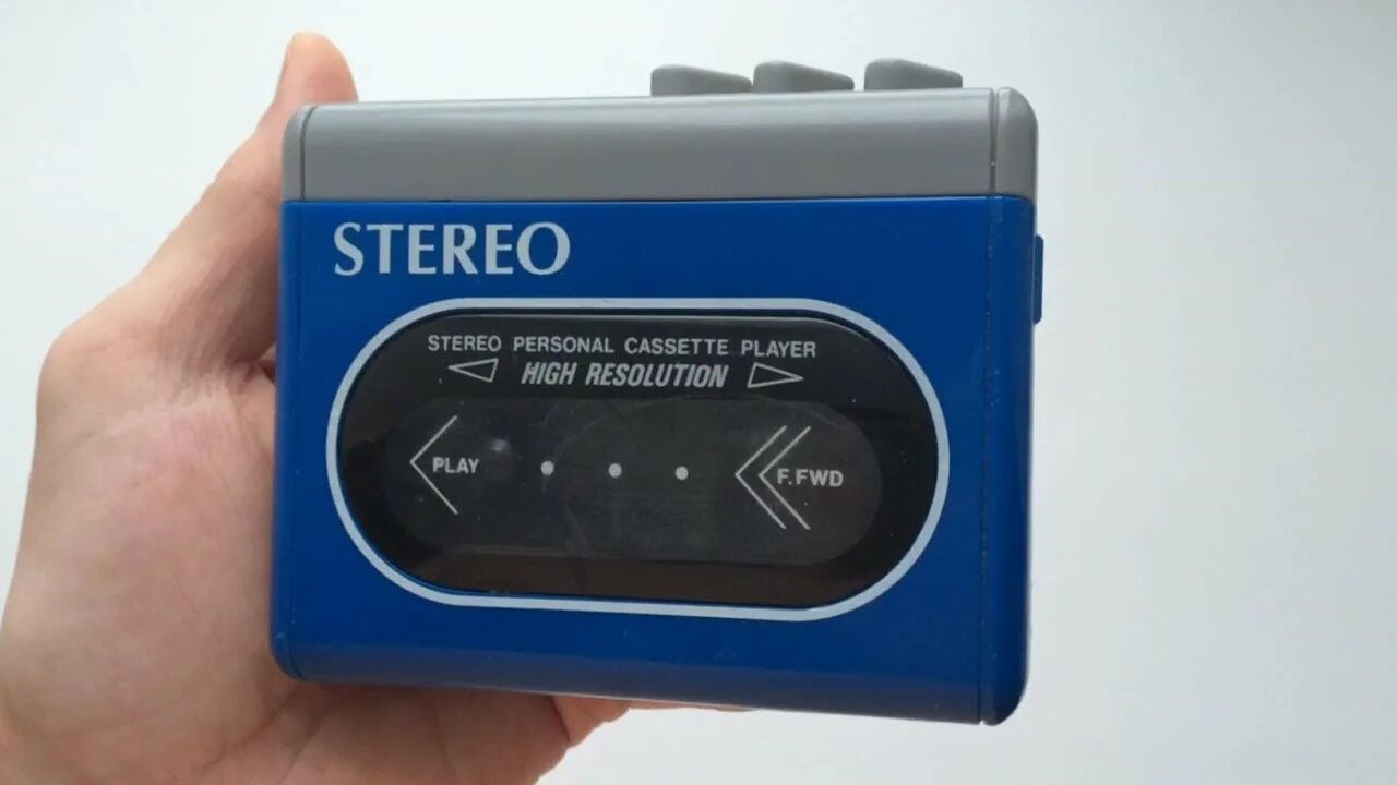 Кассетные плееры 90. Кассетный плеер 2000. Кассетный плеер sony walkman. Кассетный аудиоплеер 90х аива. Sony wm-fx421.