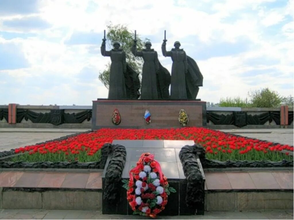 Памятники вов в воронеже. Воронеж 1942 чижовский плацдарм. Мемориальный комплекс площадь победы воронеж. Воронеж город воинской славы чижовский плацдарм. Памятник чижовский плацдарм в воронеже.