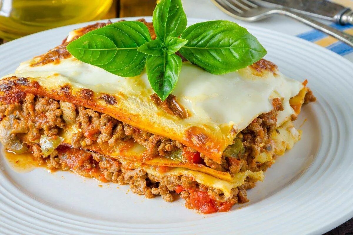 Соус бешамель рецепт классический для лазаньи. Лазанья (Lasagna) Италии. Лазанья бешамель. Национальная кухня Италии лазанья. Соус бешамель для лазаньи.