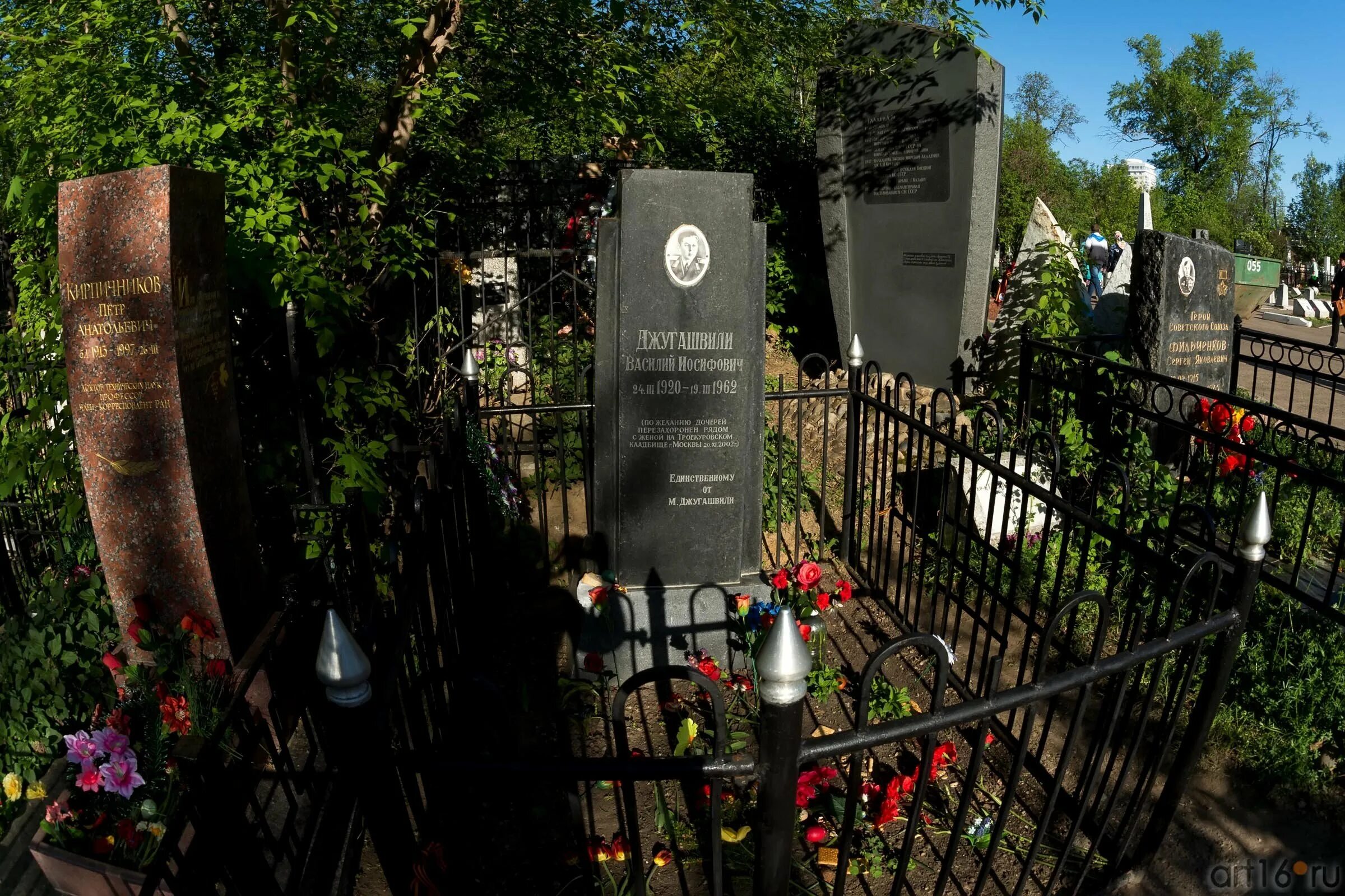 Могила василия сталина на троекуровском. Где похоронили сына сталина. Где похоронили сына сталина. Где похоронили сына сталина. Где похоронили сына сталина.