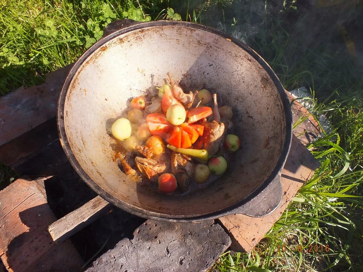 Вкусно в казане на костре. Казан кебаб в казане на костре. Шашлык в казане на костре. Чугунок на костре. Казан на костре фото.