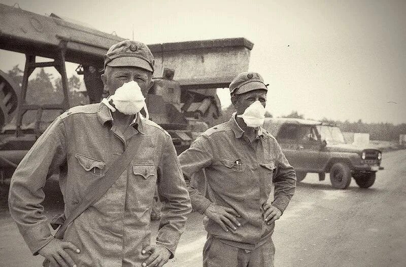 Костюм ликвидатора чаэс биороботы. Форма ликвидаторов. Костюм ликвидатора чаэс. Костюм ликвидатора чернобыльской аэс. Ликвидатор чернобыль защитный костюм.