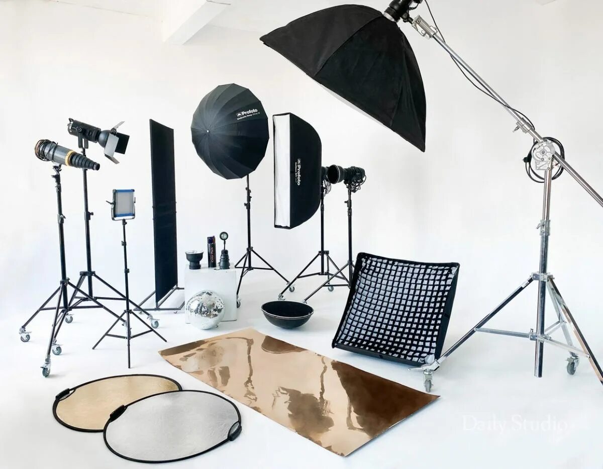 Зал soft daily studio новый год. Дизайнерская локация выставка. Дейли фотостудия спб на лиговском. Daily studio спб. Фотостудия daily санкт-петербург.