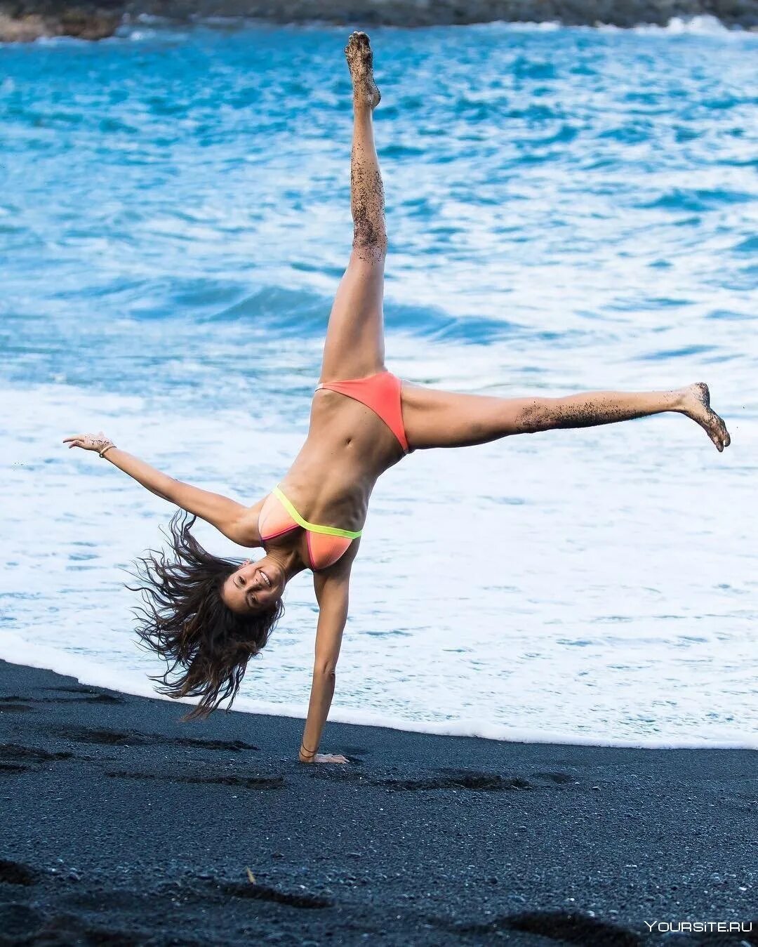 Девочка занимается гимнастикой в купальнике. Нина добрев йога. Нина добрев йога на пляже. Девочка занимается гимнастикой в купальнике. Гимнастика на пляже.