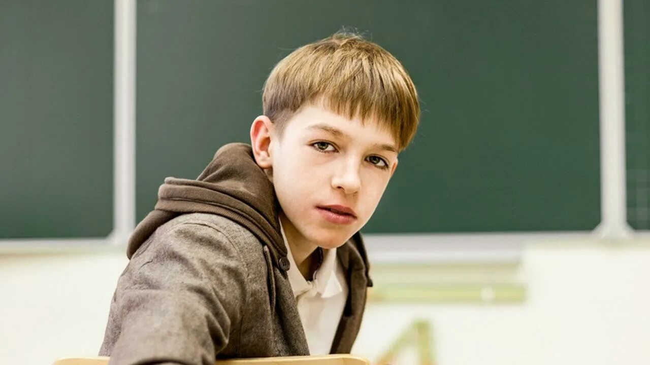 Мальчик 9 класс. Мальчик за партой. пацаны школьники -реальные. задумчивый школьник. школьники за партой.