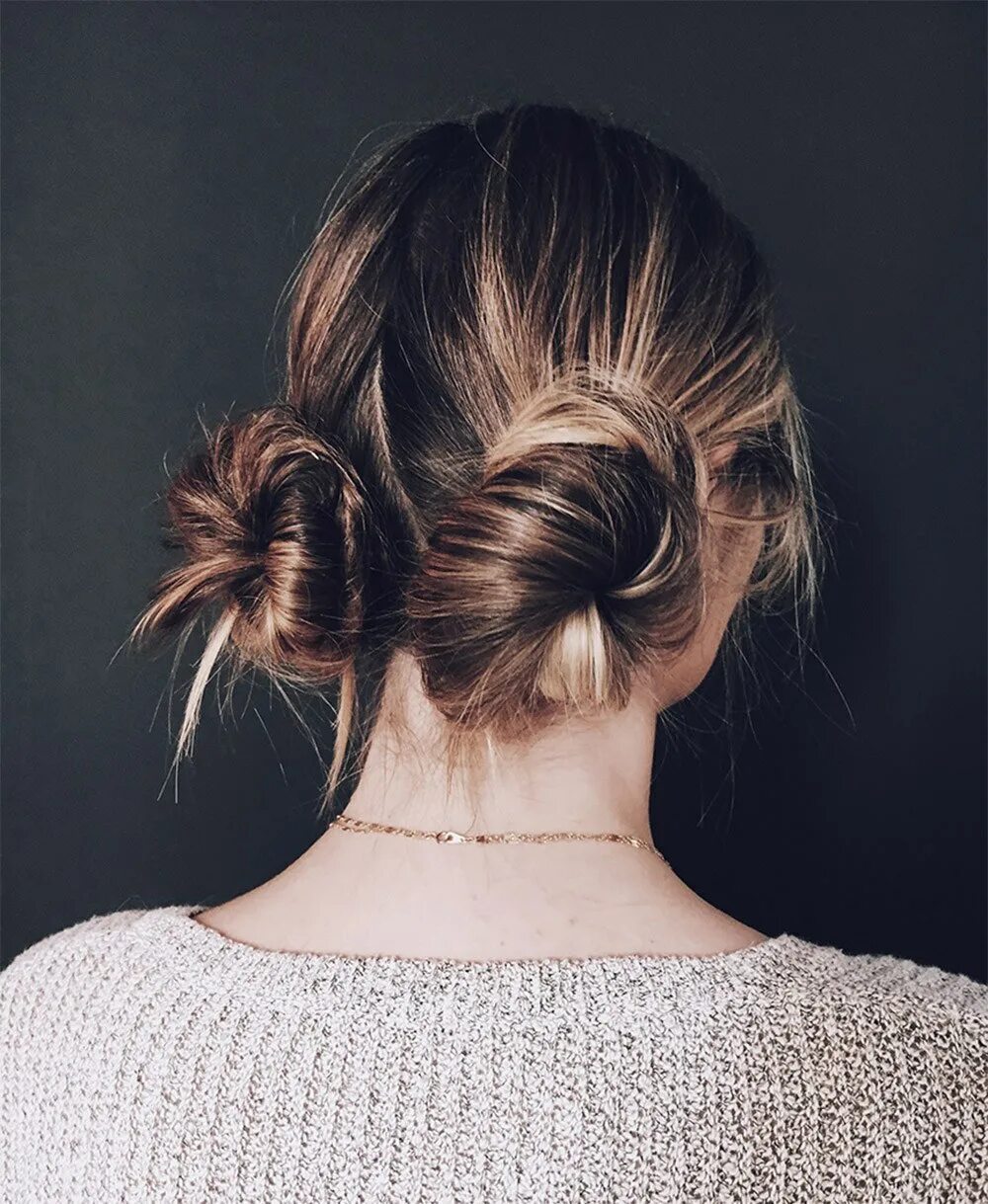 Прическа messy bun. Прическа шишка. Растрепанный пучок прическа. Причёска пучок на средние волосы.