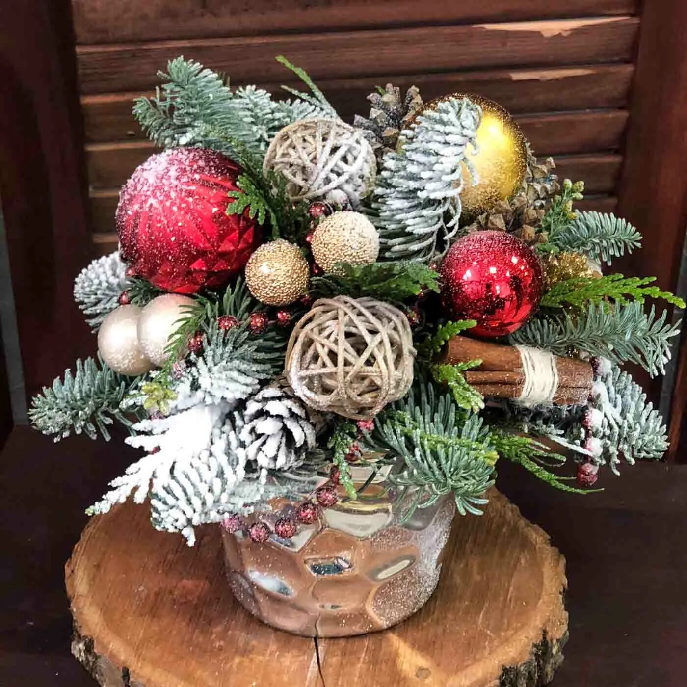 новогодний венок. новогодняя композиция из веток сосны. новогодняя композиция из веток сосны. новогодние композиции из сосновых веток. новогодняя композиция из веток сосны.