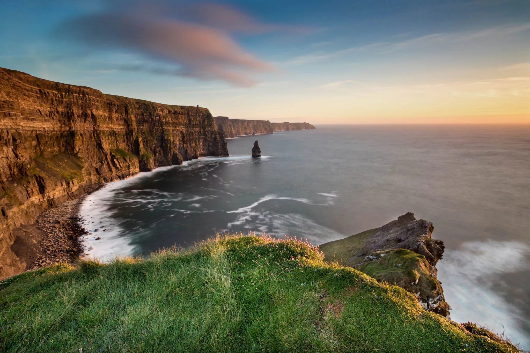 Клиф какого. Cliffs of Moher Ирландия. Ирландия клифы мохер. Утесы в Ирландии. Скалы мохер, графство Клэр, Ирландия.