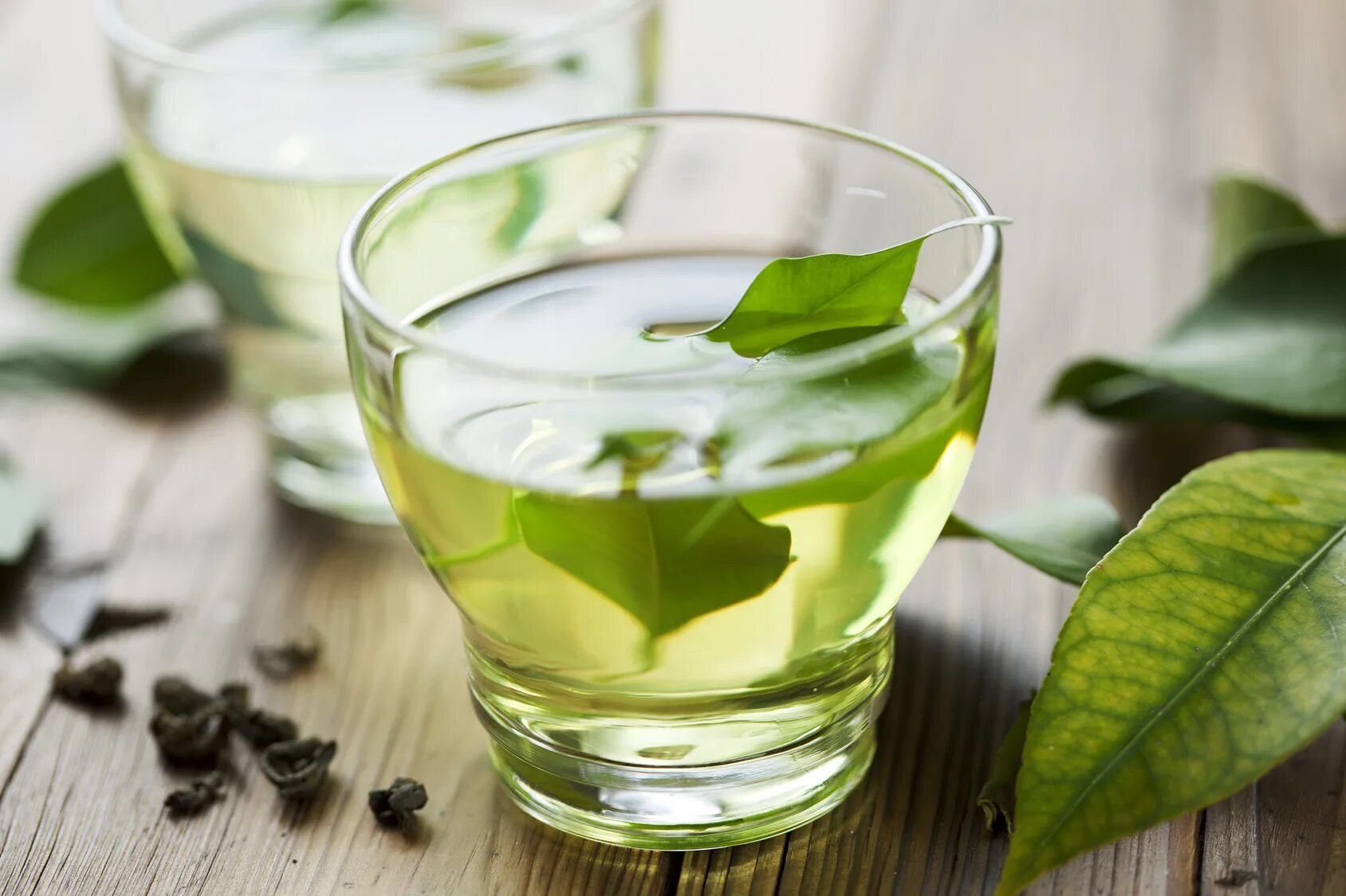 Зеленый чай утром. Зеленый чай Green Tea. Греен Теа чай. Зеленый чай в стакане. Отвар мяты.