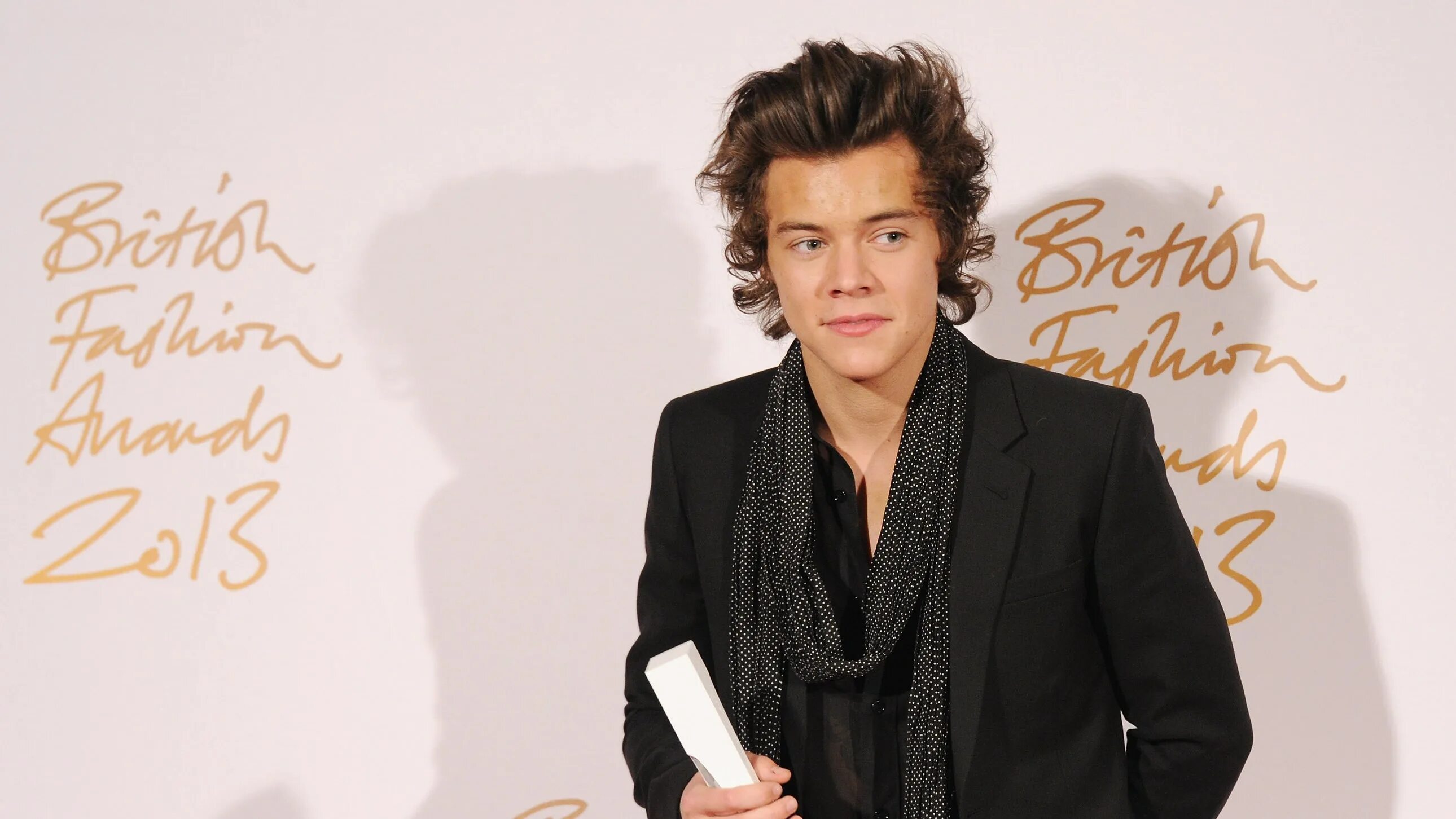The weeknd в профиль. Эктор бельерин футболист. Дрейк. Harry styles long hair. Джонни вейр в молодости.