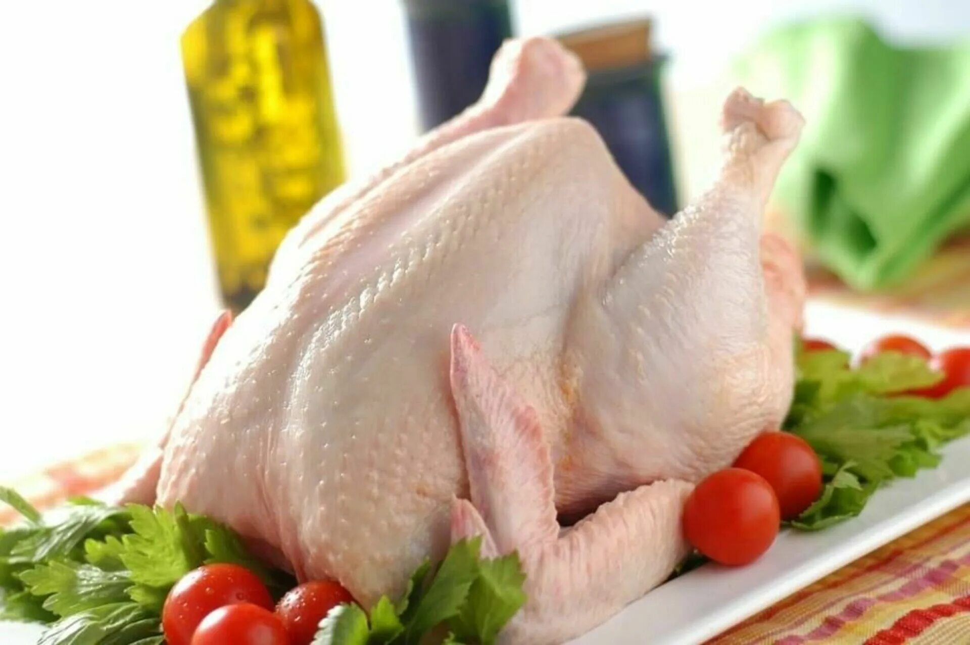 Куриное мясо. Курица свежая. Курица сырая. Мясо домашней птицы.