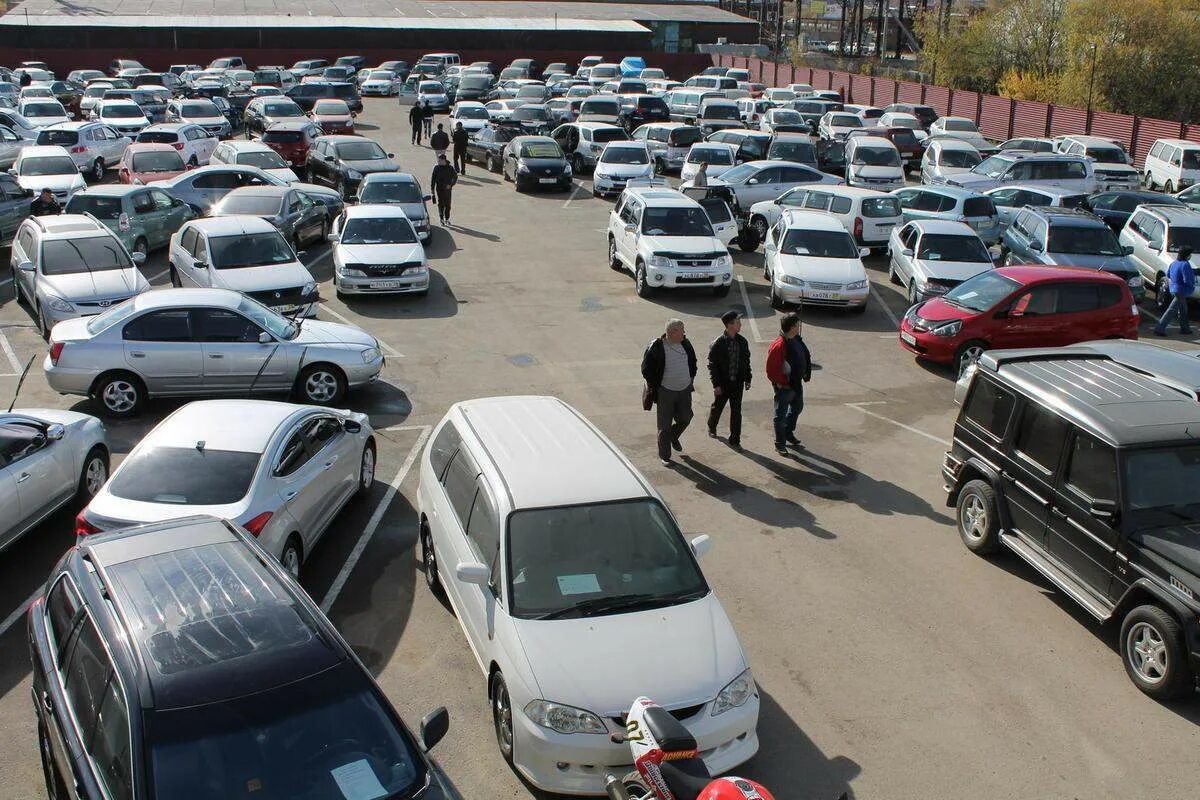 Автомобильный рынок в москве. Подержанные авто фото. Рынок автомобилей. Куча машин. Автомобильный рынок.