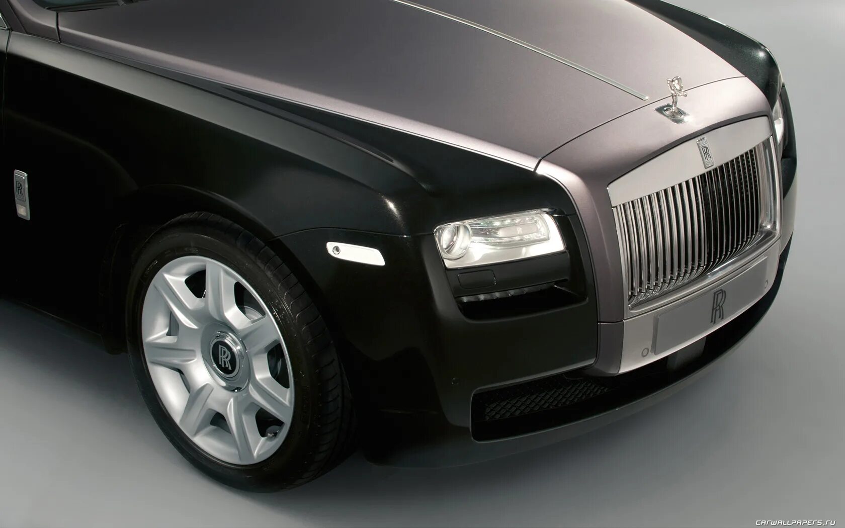 Two rolls. Rolls Royce Ghost 2012. Rolls Royce Ghost 2022. Rolls-Royce Ghost 2012 года.