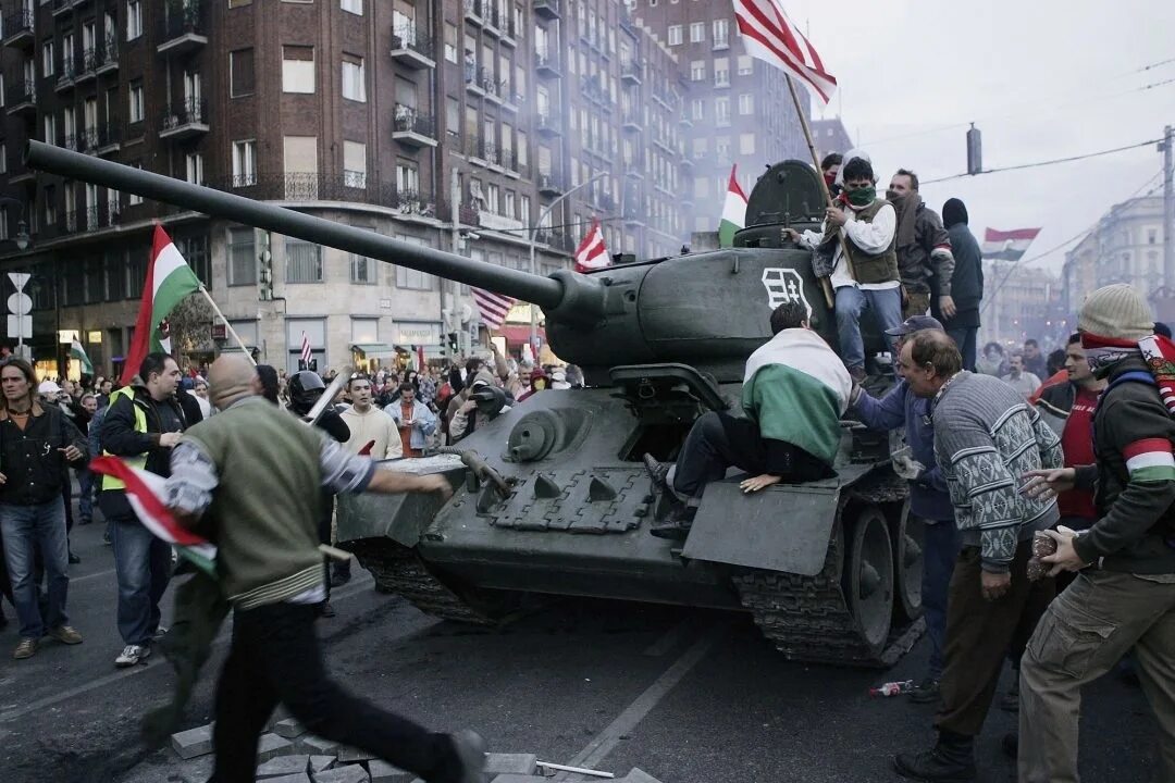23 октября 2006. Т-34 2006 Будапешт. Бунт в Венгрии танк т34-85. Т-34-85 В Будапеште. Венгрия 1956 т34.