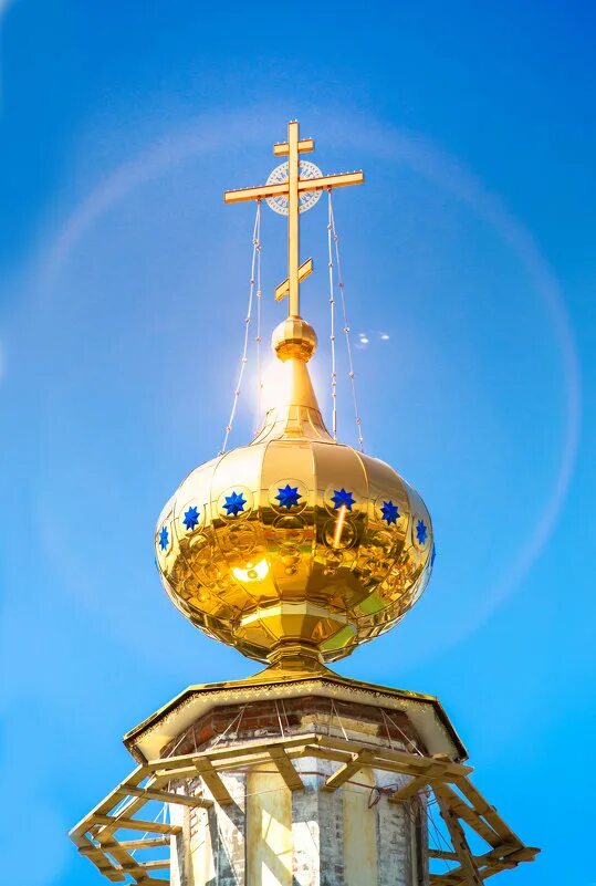 божья матерь в куполе храма. солнечные лучи в храме. церковь на восходе солнца. радуга над храмом. маковка купол церкви.