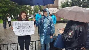 Акция протеста на площади. Одиночный митинг. одиночный протест. пикет на красной площади. люди на выборах.