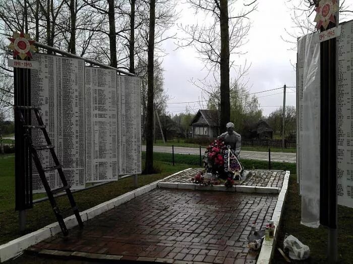 Лычково новгородская область демянский. Демянск Братская могила. Село Лычково Новгородской области Демянский район. Братская могила в Лычково Новгородская обл. Демянск мемориал.