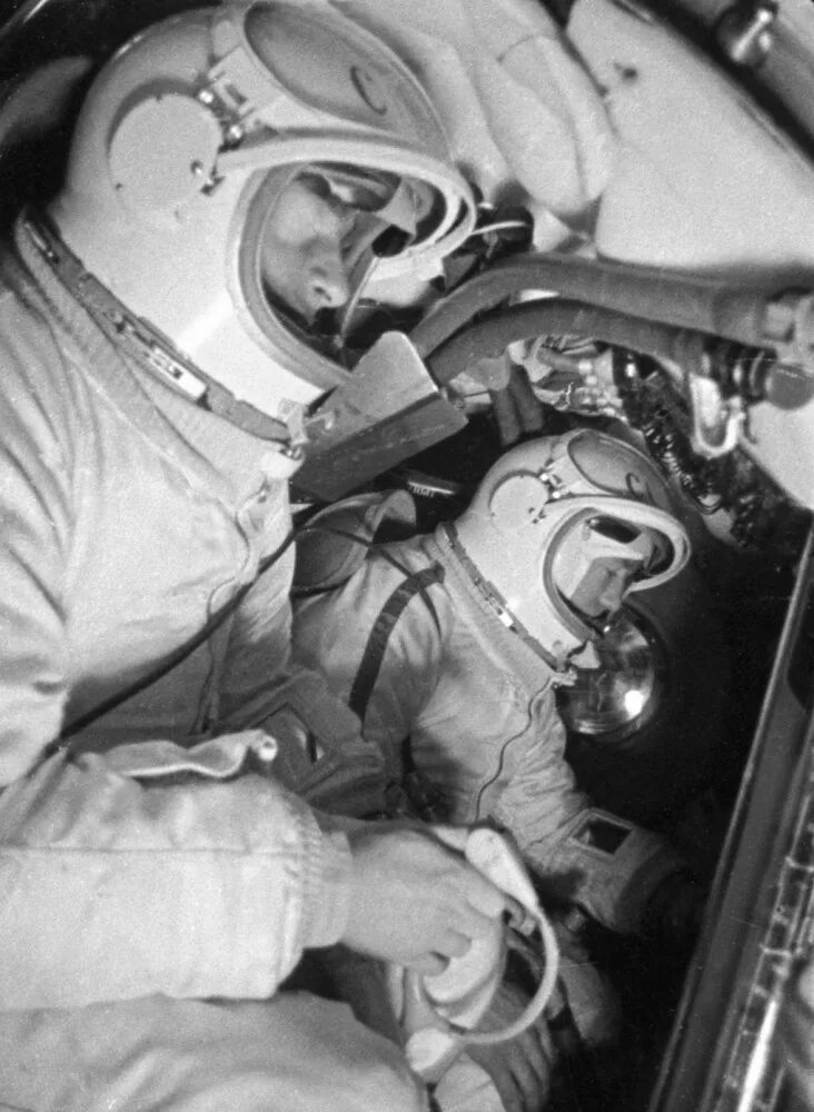 Первый выход на орбиту. Выход в открытый космос Леонова 1965. Космонавт Леонов в открытом космосе.