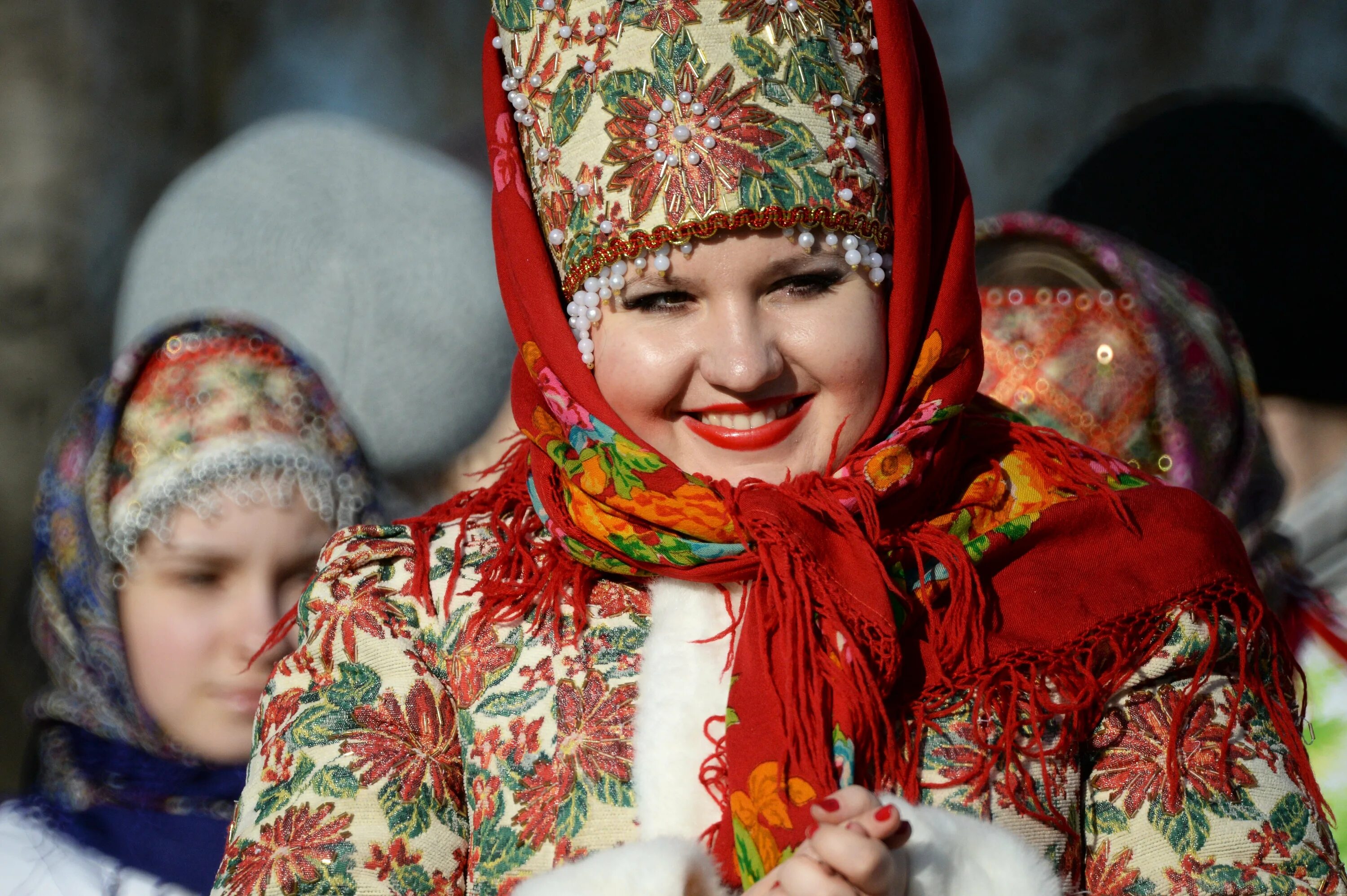 Красивый платок на масленицу. Русский наряд на Масленицу. Костюм Масленицы. Фотосессия в русских костюмах. Русские народные костюмы на Масленицу.