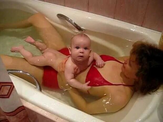 Совместное купание мамы и малыша. Совместное купание с мамой в ванной. Купающиеся мать и ребенок. Мама купается с детьми в ванной. Мама бреет дочь