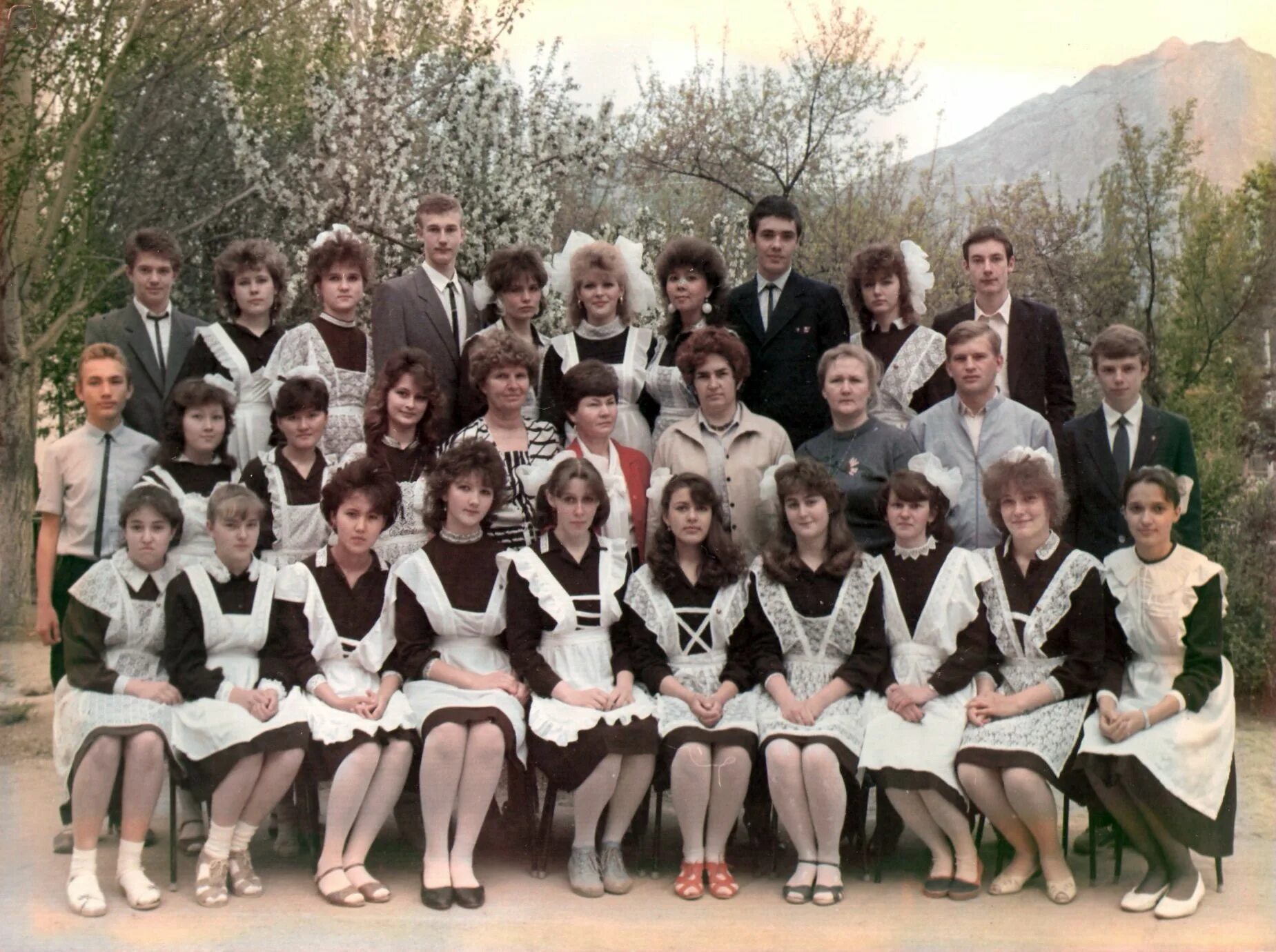 10 лет выпуска школы. 10 лет школе. Выпускники 1976г. Школа класс 8а 1989 год. Открытка 10 лет.