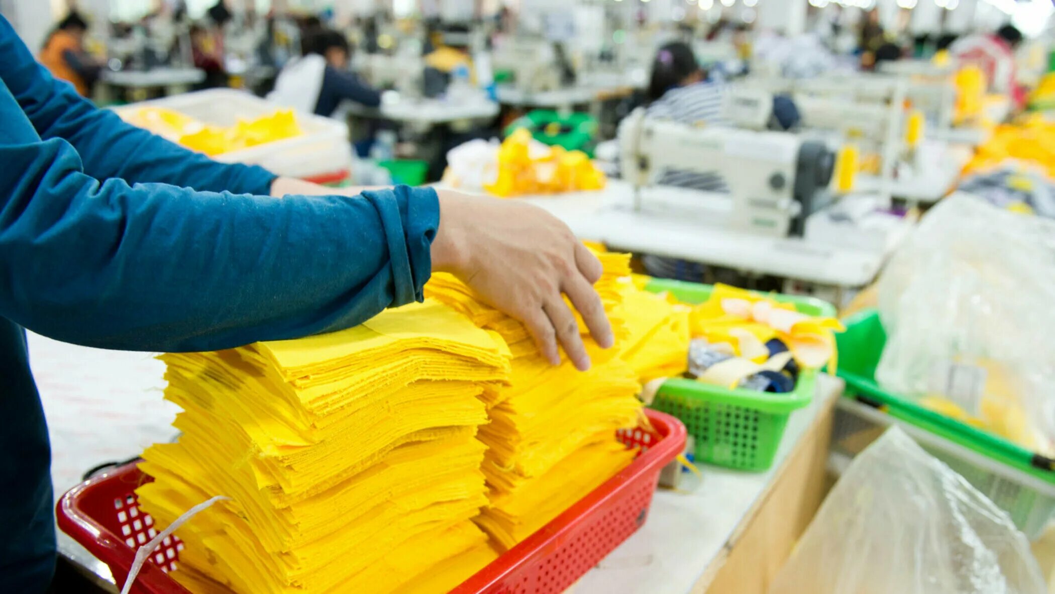 Крупная закупка. Clothes Factory. Factory worker clothes. Производителей одежды, обуви, текстиля. Packing clothes in Factory.