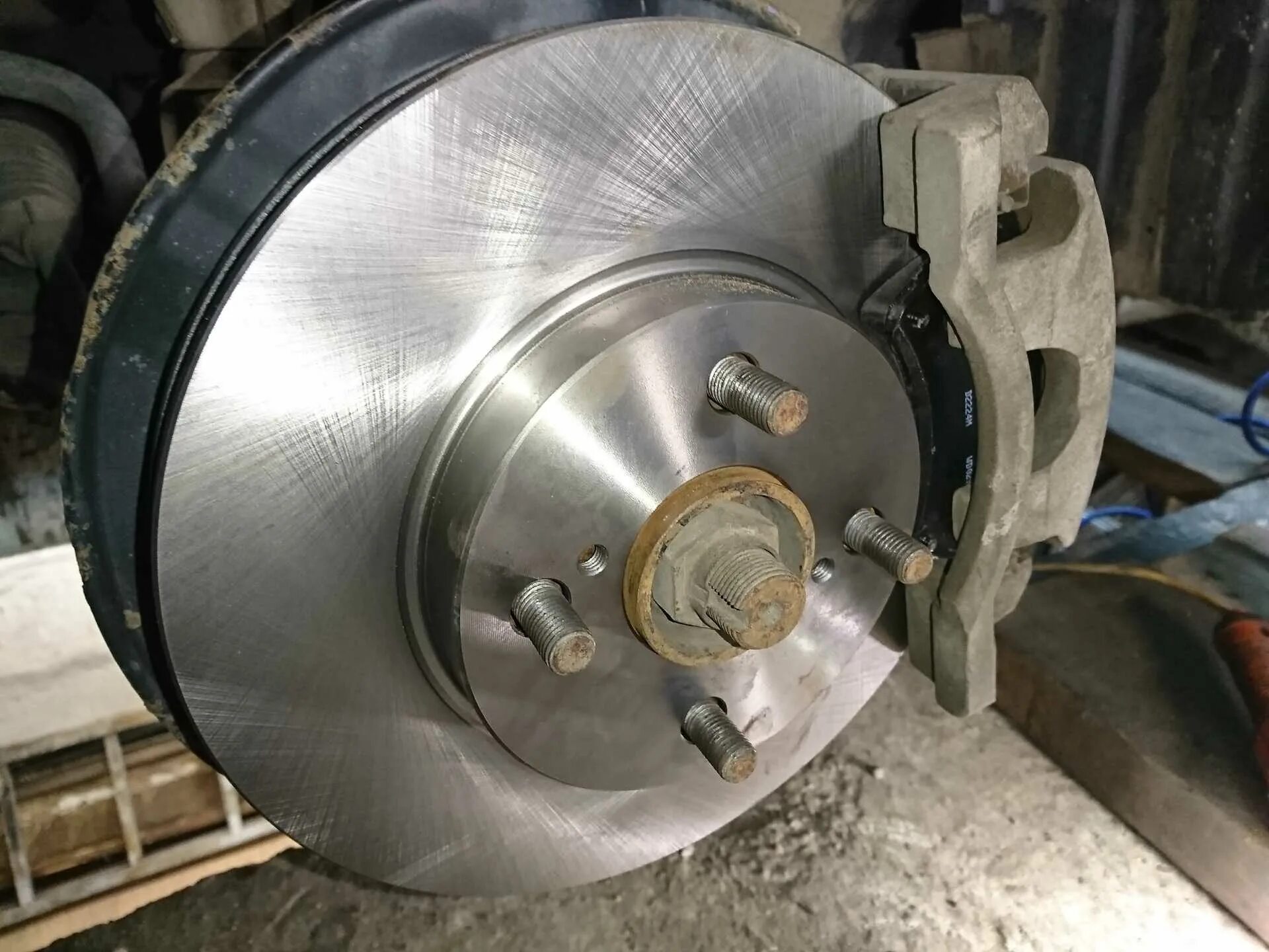 Тормозные диски тойота королла 120. Диск тормозной королла 120 брембо. Замена тормозных дисков королла. Передние тормозные диски тойота королла 120. Toyota corolla 120 кузов тормоза дисковые задние.