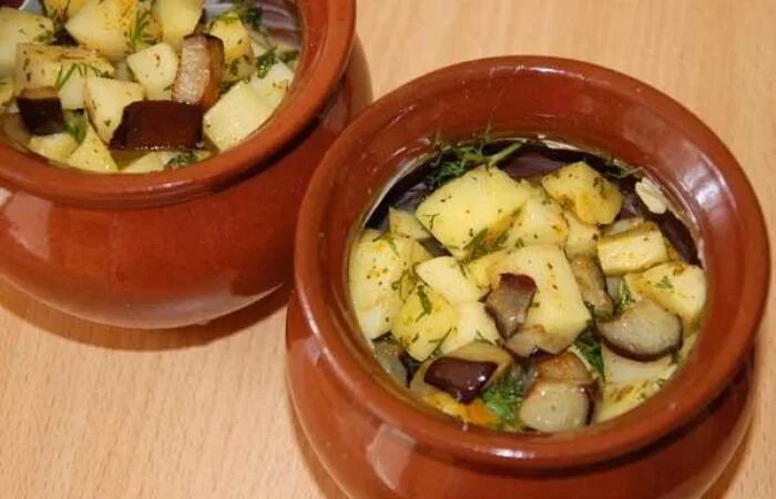 рагу из овощей. жаркое с баклажанами и картошкой. картошка баклажаны в горшочках. картошка баклажаны в горшочках. рагу в горшочках в духовке.
