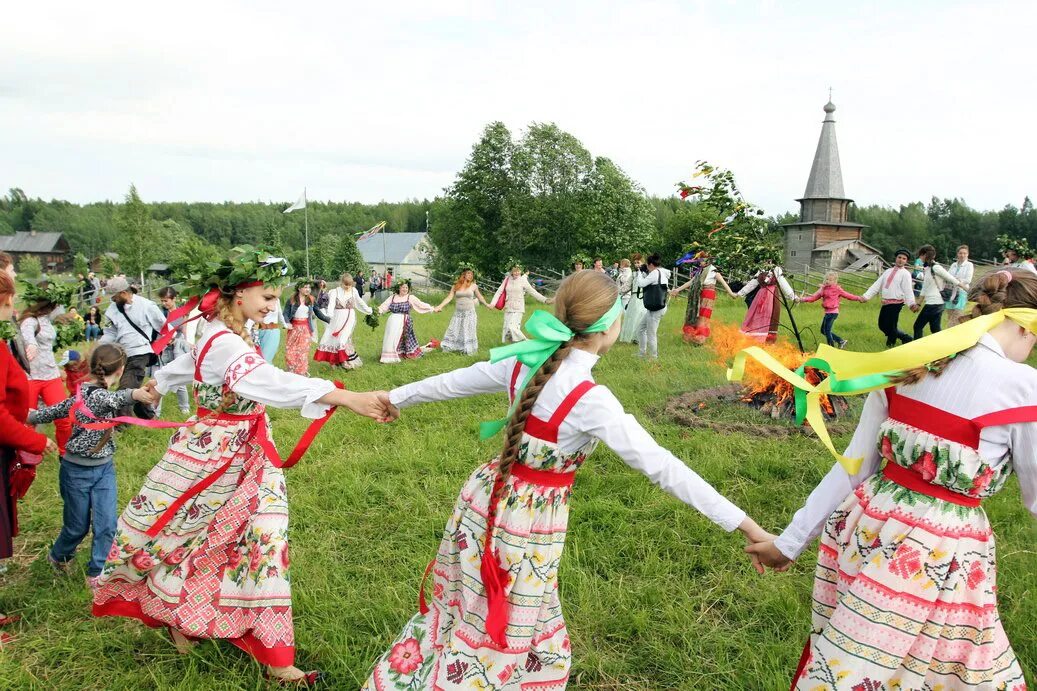 Традиционные русские народные игры. Летнее народное гуляние. Народный праздник Троица. Народные гуляния летом. Русский народный хоровод.