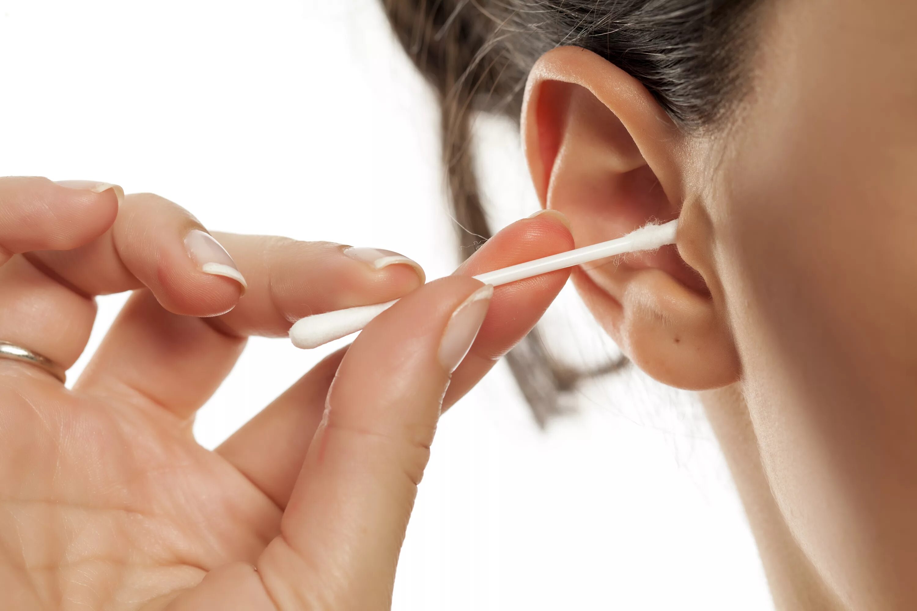 Как почистить уши человеку в домашних условиях