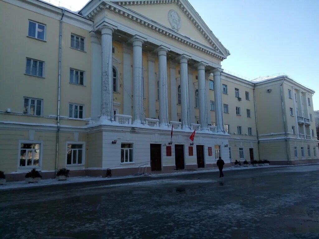 Администрация город новомосковск тульской области. Администрация города Новомосковска Тульской. Комсомольская 32 Новомосковск Тульская область. Здание администрации Новомосковск. Новомосковск ул Комсомольская 32/32 что это.