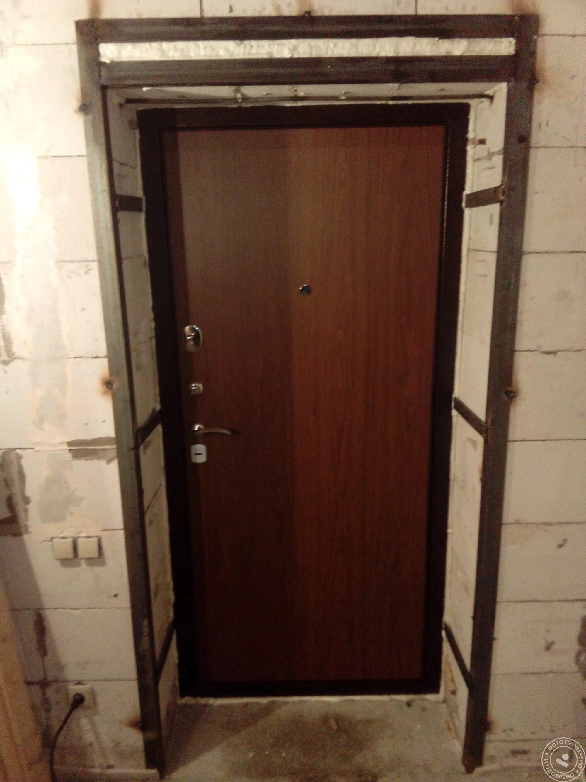 Отделка входной двери. Дверь входная torex с доборами. Отделка дверных откосов декоративным камнем. Откосы торекс. Как облагородить дверной проем входной двери.