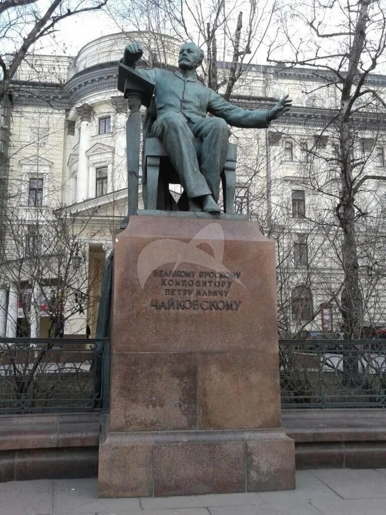 Консерватория памятник чайковскому. Консерватория памятник чайковскому. Памятник мухиной чайковскому в москве. Памятник чайковскому перед московской консерваторией. Большая никитская улица консерватория памятник чайковского.