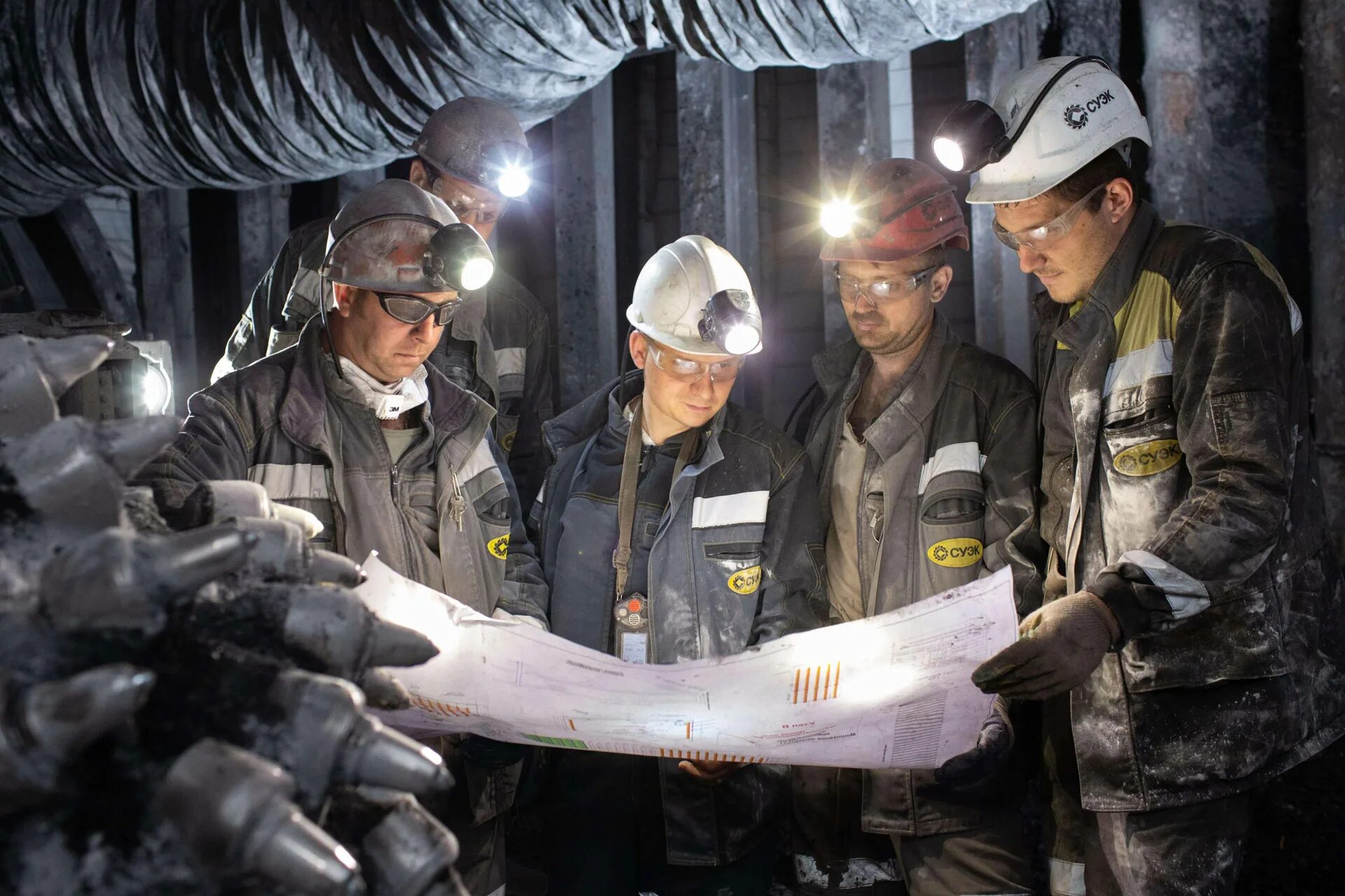 Суэк головной офис москва. Работники суэк. Рисунок на тему мой кузбасс. Айм холдинг суэк. Суэк логотип.