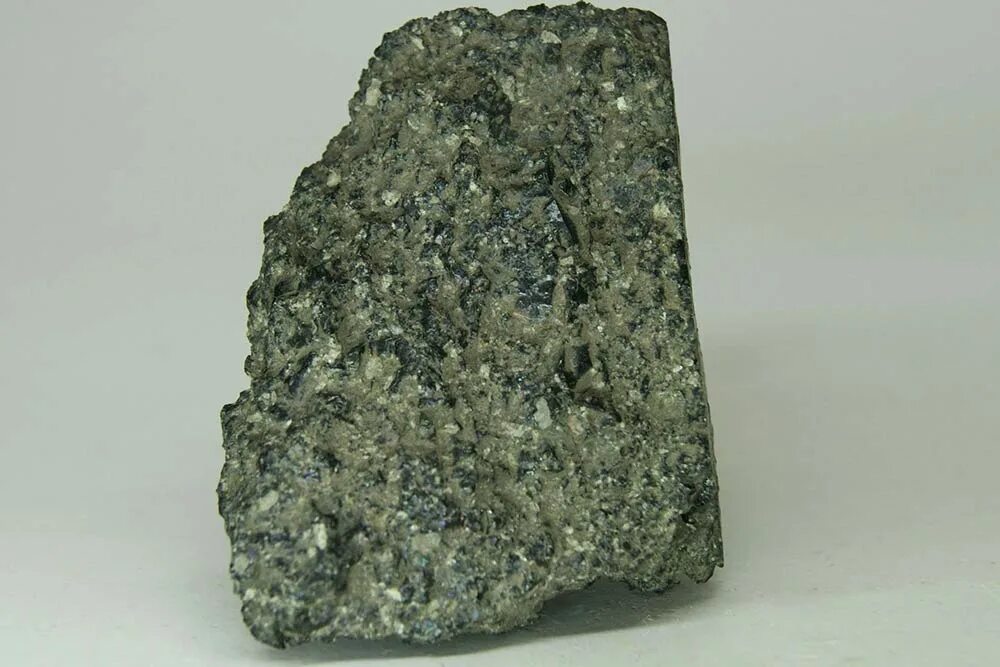 пирит минерал необработанный. яшма метаморфическая порода. яшма горная порода. псефитовые туфы. пирит вкрапления.