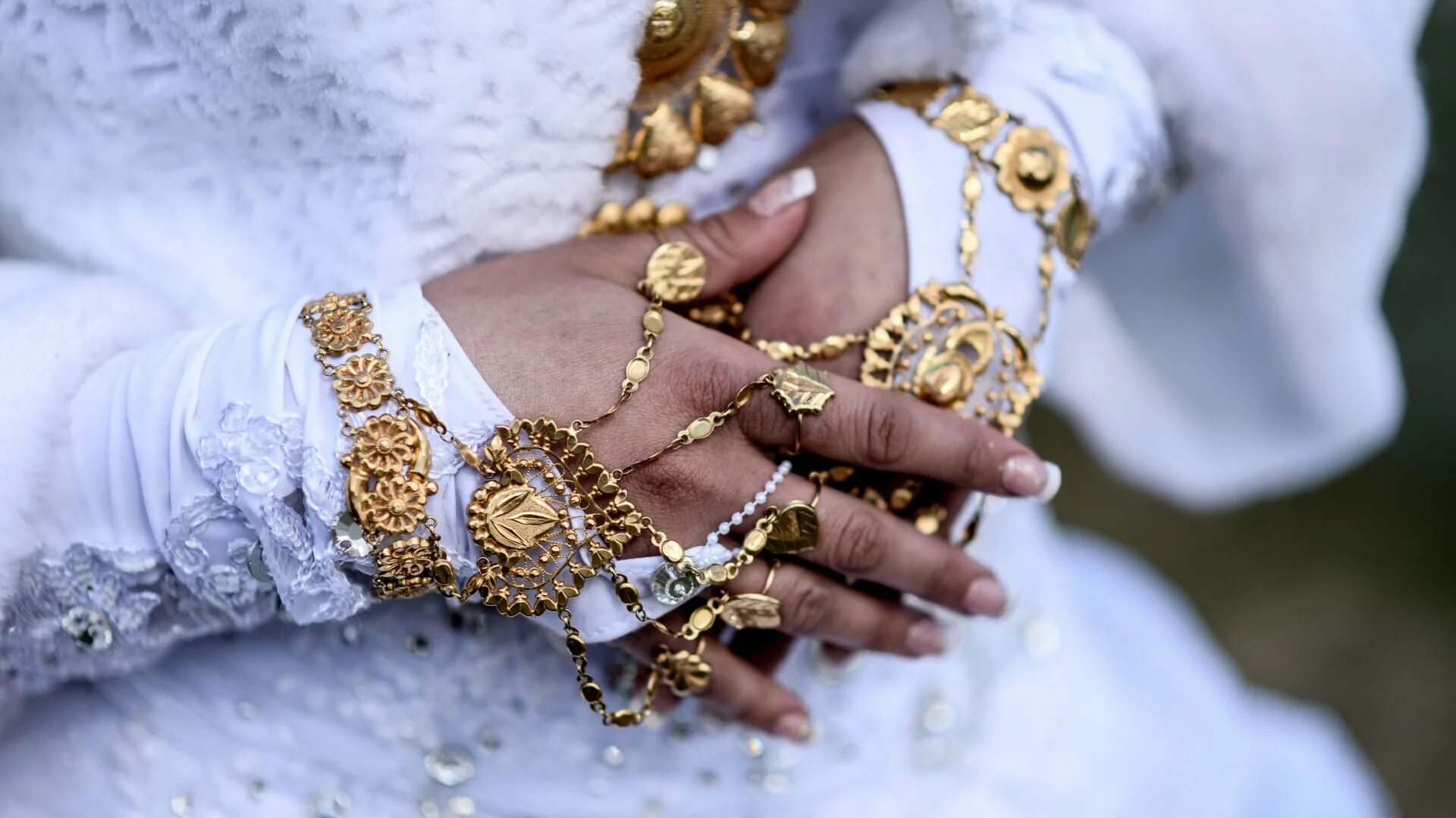 украшение "восточное". носит много золота. модные кольца. золотые украшения. носит много золота.