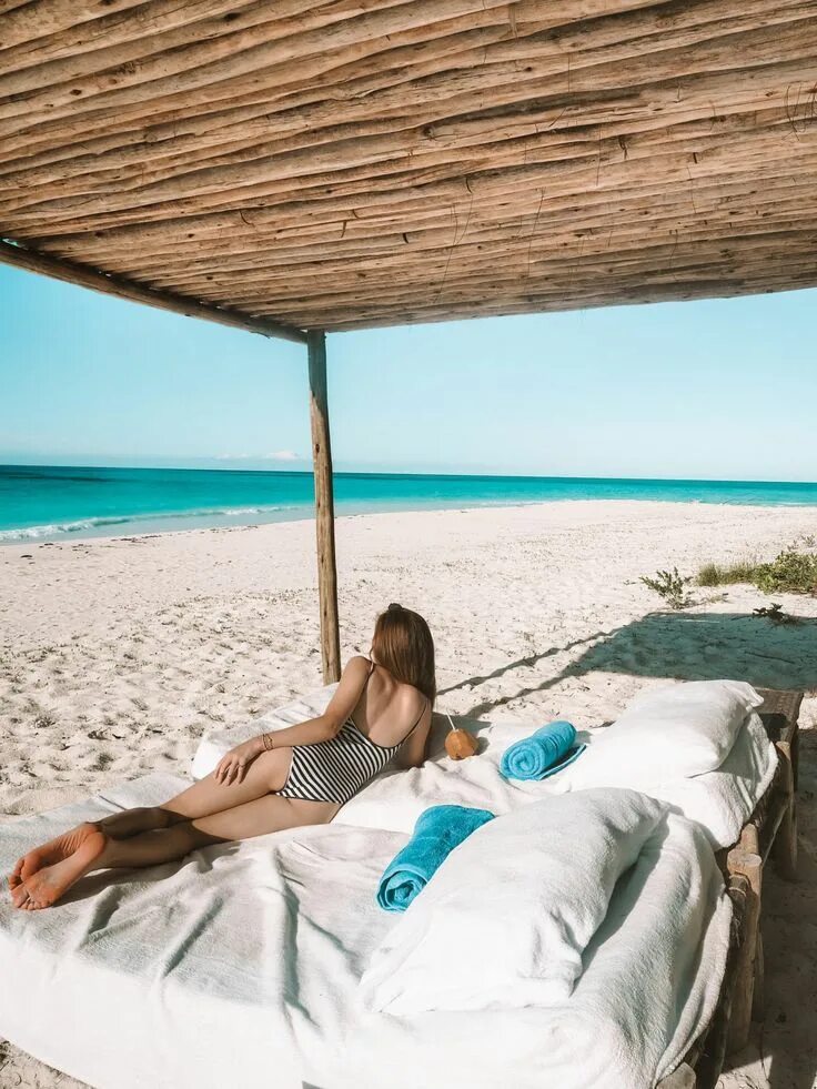 Активные путешествия. Человек с рюкзаком в горах. Туризм и путешествия. Турист с биноклем. Дорога автостоп.