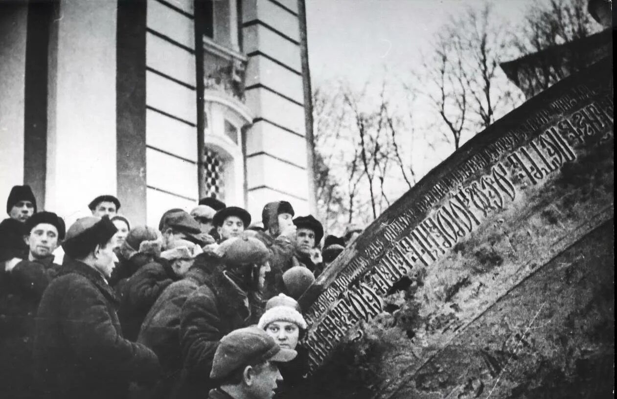 Церковь после революции. Пришвин Загорск колокола. Разрушенный храм. Сбрасывали колокола. Разрушение храмов большевиками.