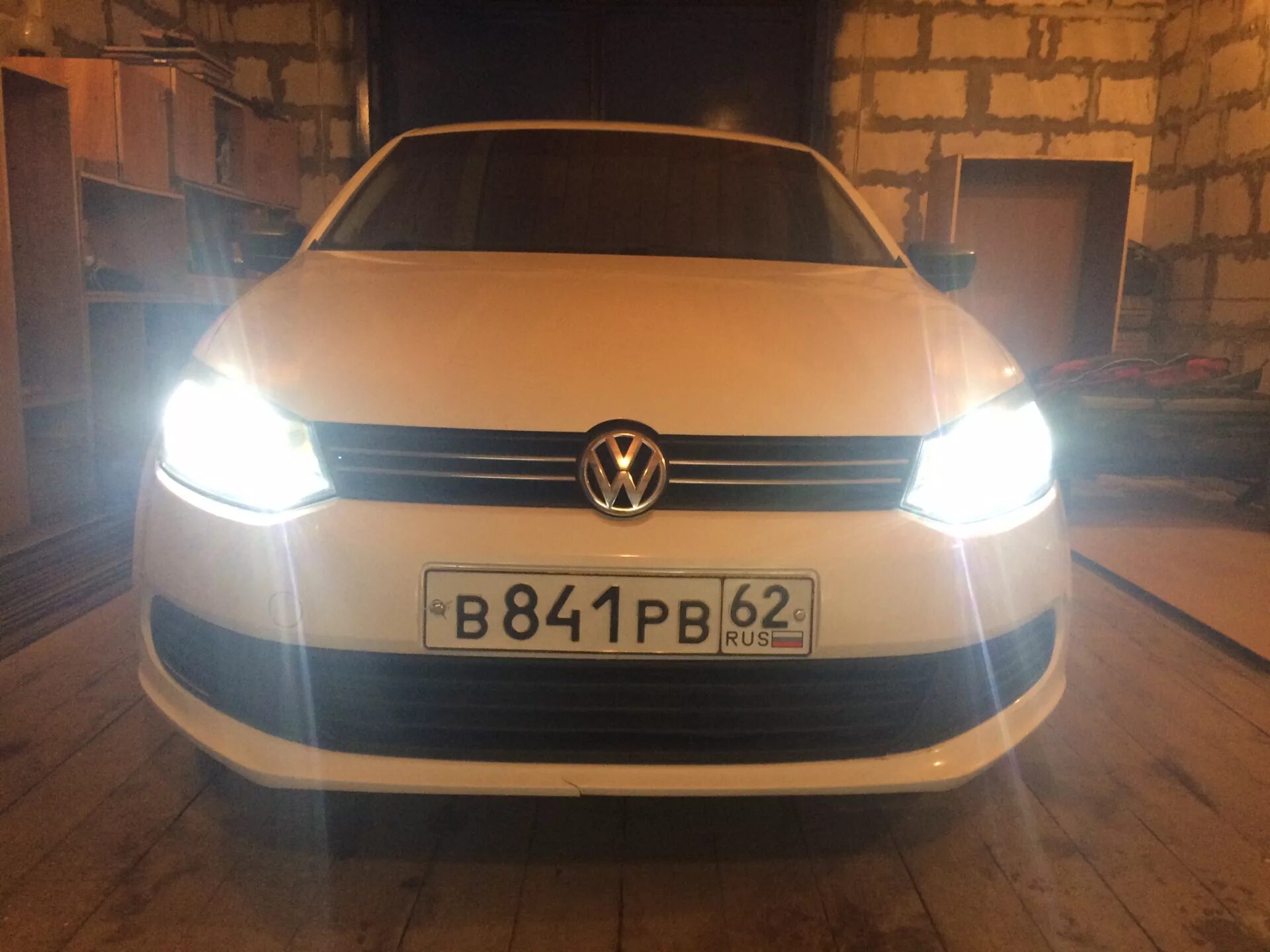 Polo sedan лампы. Светодиодные лампы поло седан h4. Led лампы Фольксваген поло h4. Фольксваген поло 2017 крепление лед лампы. Лампы светодиодные на VW Polo sedan 2011.